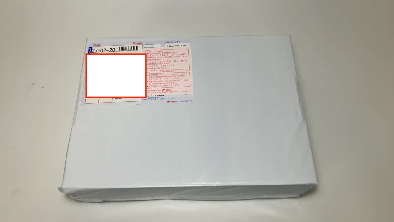 レンタブリックから届いた荷物。白いビニールに包まれた状態