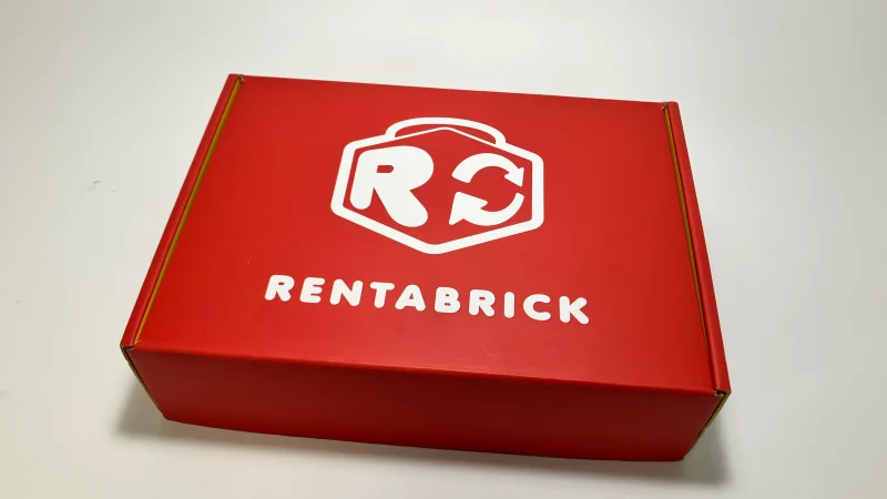 レンタブリックのレンタル専用ボックス。赤い箱に大きなロゴが入っている